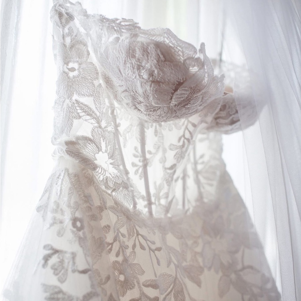 Elegant Lace Floral Wedding Dress